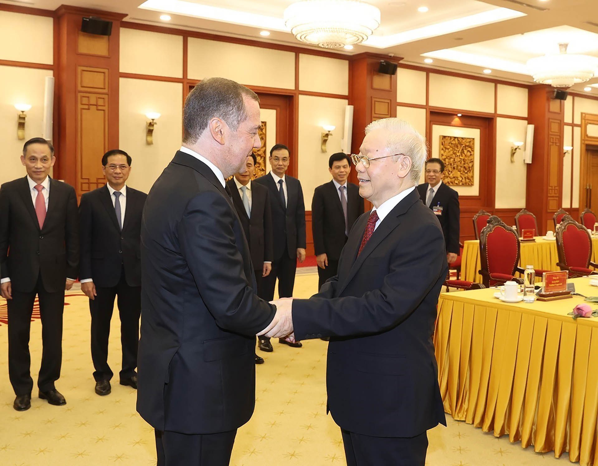 Tổng Bí thư Nguyễn Phú Trọng đón Chủ tịch Đảng Nước Nga Thống nhất, Phó Chủ tịch Hội đồng An ninh Liên bang Nga Dmitry Medvedev. (Nguồn: TTXVN)