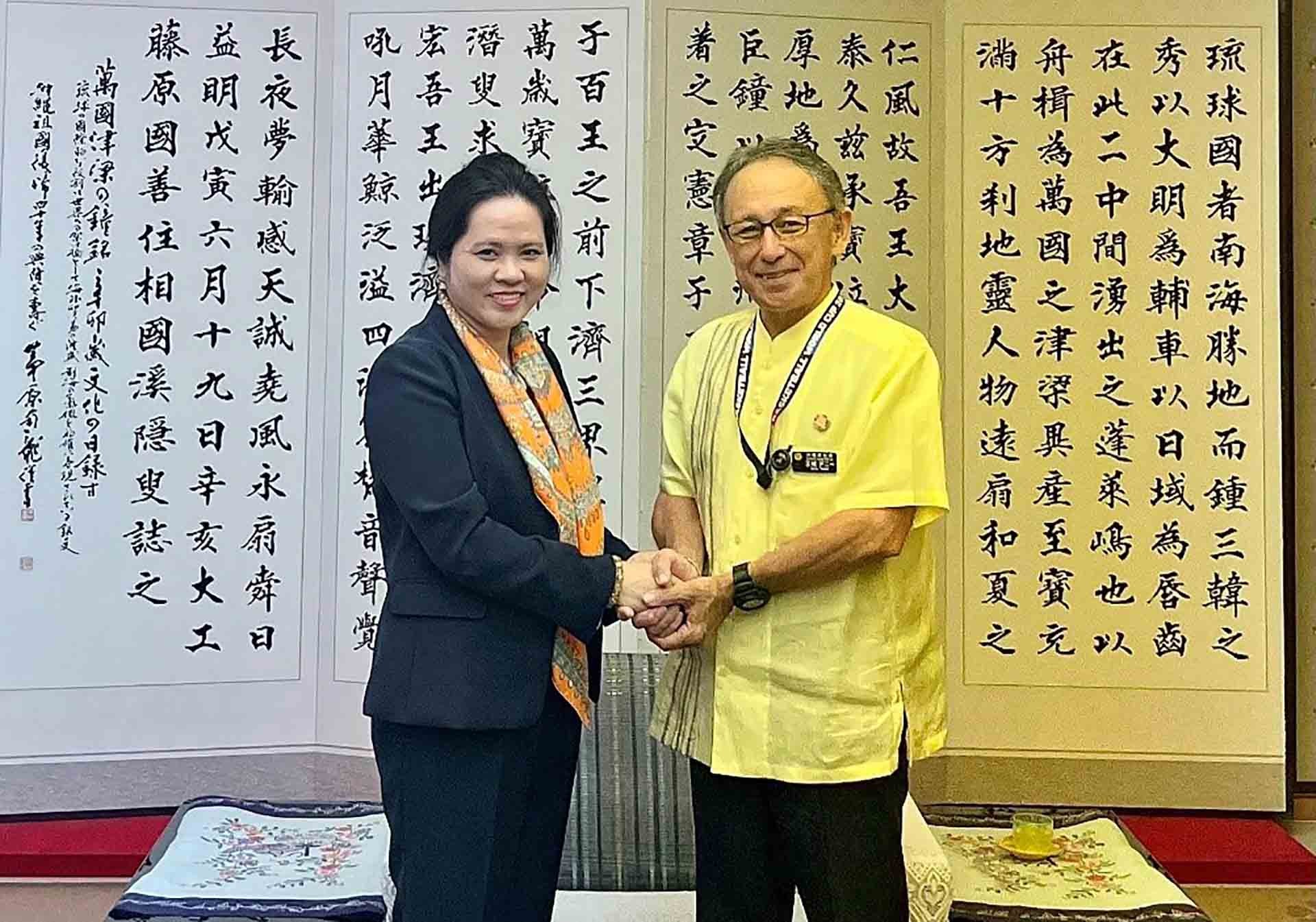 Tổng lãnh sự Vũ Chi Mai và Thống đốc tỉnh Okinawa Tamaki Denny.