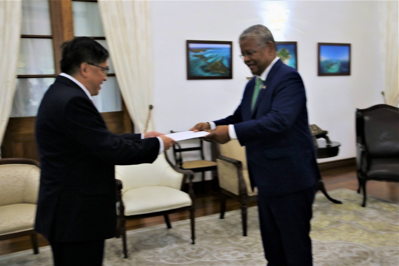 Đại sứ Việt Nam Phạm Hoàng Kim trình Thư ủy nhiệm lên Tổng thống Cộng hòa Seychelles Đại sứ Việt Nam Phạm Hoàng Kim trình Thư ủy nhiệm lên Tổng thống Cộng hòa Seychelles