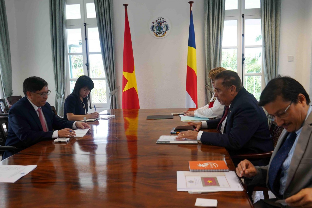 Đại sứ Việt Nam Phạm Hoàng Kim trình Thư ủy nhiệm lên Tổng thống Cộng hòa Seychelles Đại sứ Việt Nam Phạm Hoàng Kim trình Thư ủy nhiệm lên Tổng thống Cộng hòa Seychelles