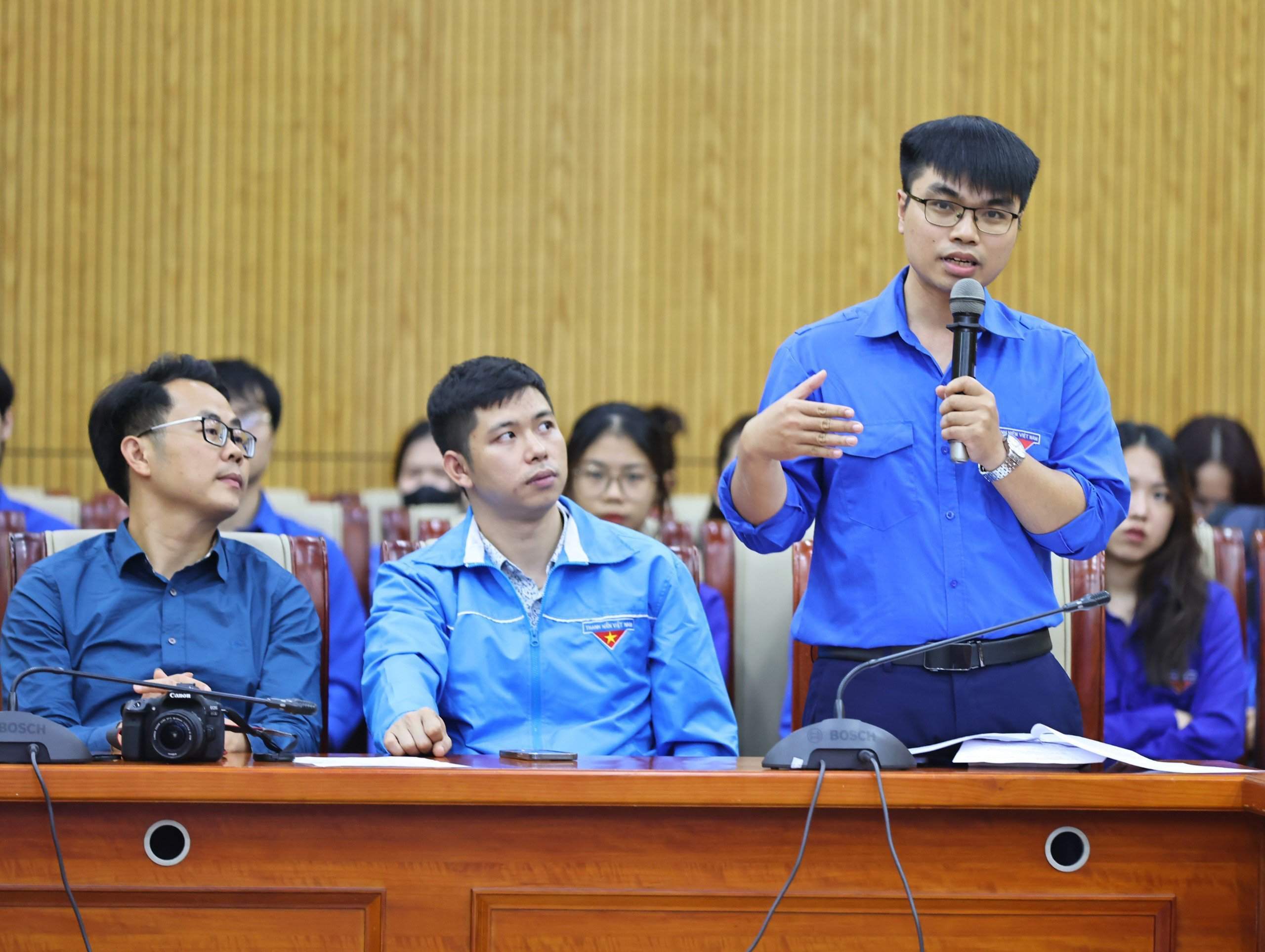 Các đại biểu tham gia tham luận tại Diễn đàn
