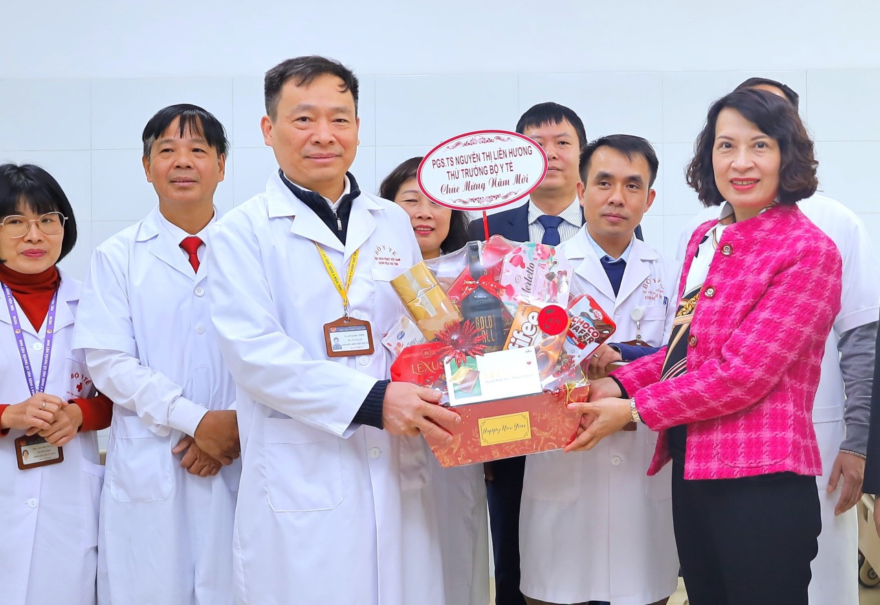 Thứ trưởng Nguyễn Thị Liên Hương thăm, chúc Tết Học viện Y Dược học cổ truyền Việt Nam và Bệnh viện Tuệ Tĩnh- Ảnh 6.