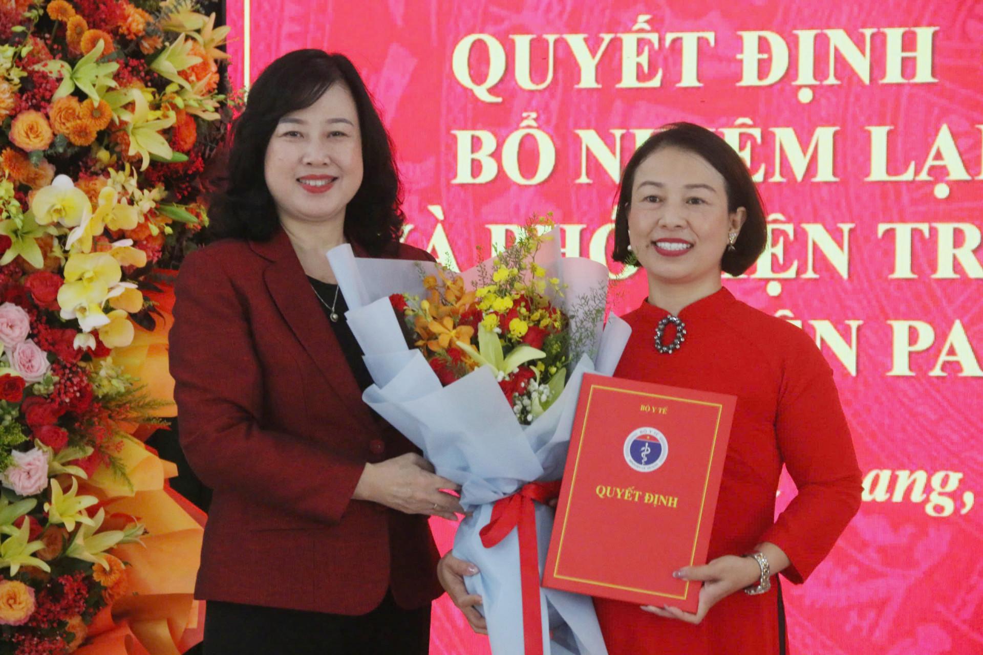 Bộ trưởng Bộ Y tế Đào Hồng Lan trao quyết định cho bà Lê Hồ Phương Nga. 