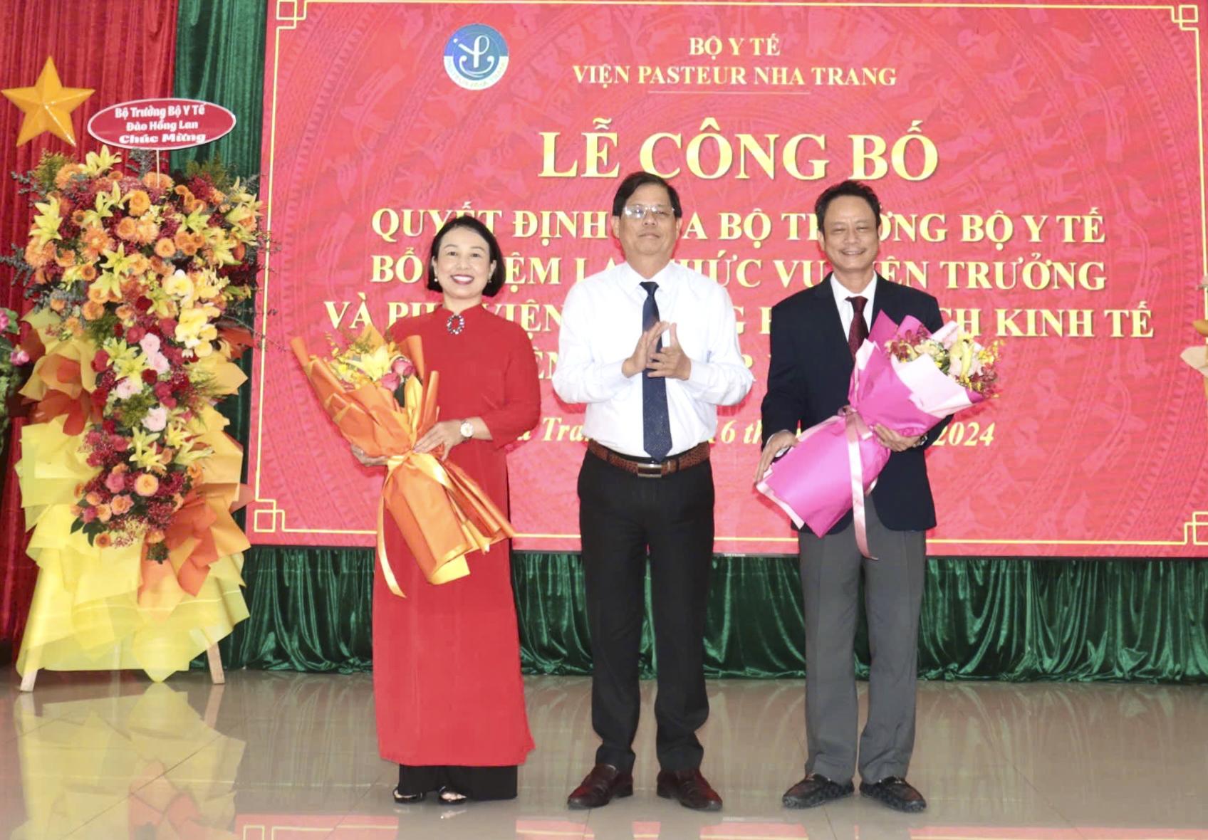 Chủ tịch UBND tỉnh Nguyễn Tấn Tuân tặng hoa chúc mừng 2 lãnh đạo được bổ nhiệm lại của Viện Pasteur Nha Trang.