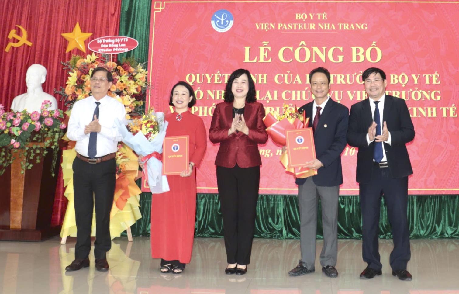Bộ trưởng Bộ Y tế Đào Hồng Lan và Chủ tịch UBND tỉnh Nguyễn Tấn Tuân chúc mừng Ban lãnh đạo Viện Pasteur Nha Trang.