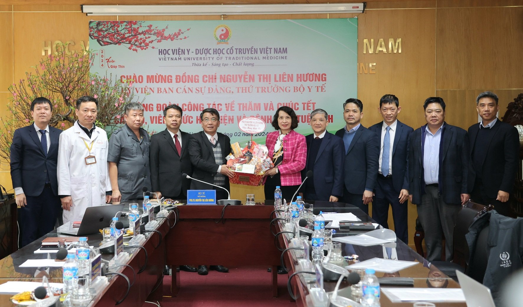 Thứ trưởng Nguyễn Thị Liên Hương thăm, chúc Tết Học viện Y Dược học cổ truyền Việt Nam và Bệnh viện Tuệ Tĩnh- Ảnh 5.