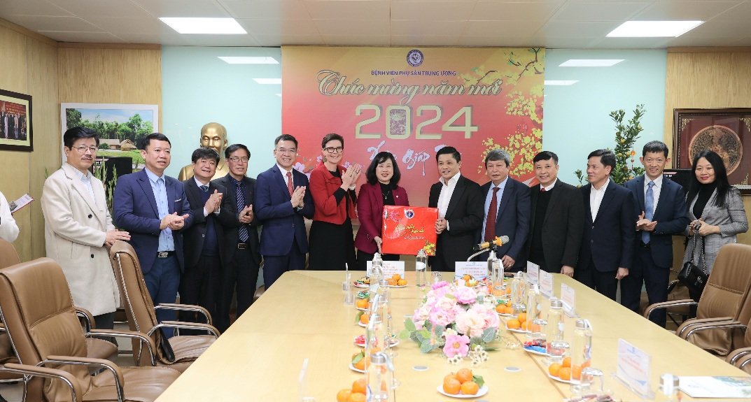 Bộ trưởng Bộ Y tế Đào Hồng Lan chúc Tết y bác sĩ, tặng quà trẻ chào đời đêm Giao Thừa- Ảnh 4.
