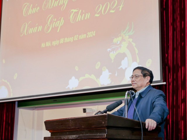 Thủ tướng Phạm Minh Chính thăm, chúc Tết, động viên cán bộ, bác sĩ và bệnh nhân các bệnh viện tại Hà Nội- Ảnh 6.