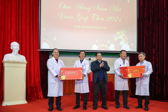 Thủ tướng Phạm Minh Chính thăm, chúc Tết, động viên cán bộ, bác sĩ và bệnh nhân các bệnh viện tại Hà Nội- Ảnh 4.
