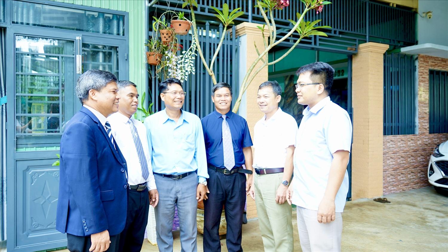 Các vị chức sắc Ban Đại diện Tin lành tỉnh Gia Lai đã gửi lời cảm ơn đến lãnh đạo tỉnh Gia Lai đã quan tâm, chung vui với đồng bào có đạo trong dịp lễ Phục sinh Ông Trường Trung Tuyến - Phó Giám đốc Sở Dân tộc và Tôn giáo tỉnh Gia Lai hăm hỏi, trò chuyện cùng các vị chức sắc Ban Đại diện Tin lành tỉnh Gia Lai