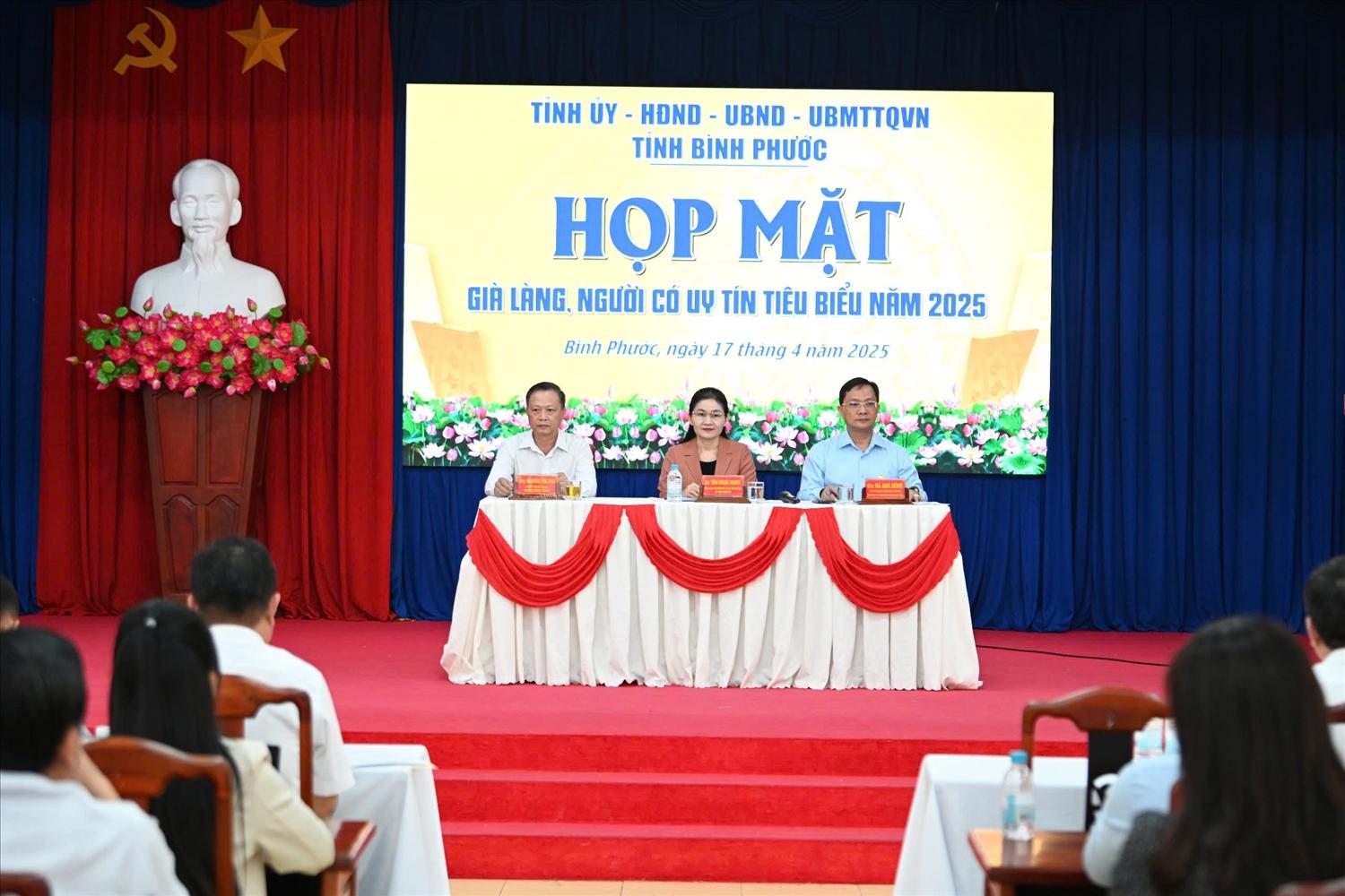 Bí thư Tỉnh uỷ Tôn Thị Ngọc Hạnh (giữa) chủ trì họp mặt già làng, người có uy tín tiêu biểu Bí thư Tỉnh uỷ Tôn Thị Ngọc Hạnh (giữa) chủ trì họp mặt già làng, người có uy tín tiêu biểu