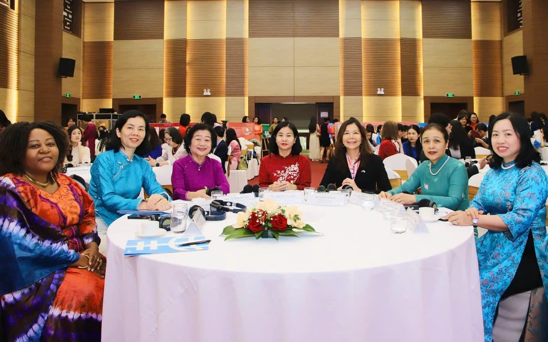 Việc thúc đẩy bình đẳng giới và phá bỏ các khuôn mẫu giới, là một nhiệm vụ quan trọng đối với sự phát triển bền vững của xã hội Việc thúc đẩy bình đẳng giới và phá bỏ các khuôn mẫu giới, là một nhiệm vụ quan trọng đối với sự phát triển bền vững của xã hội