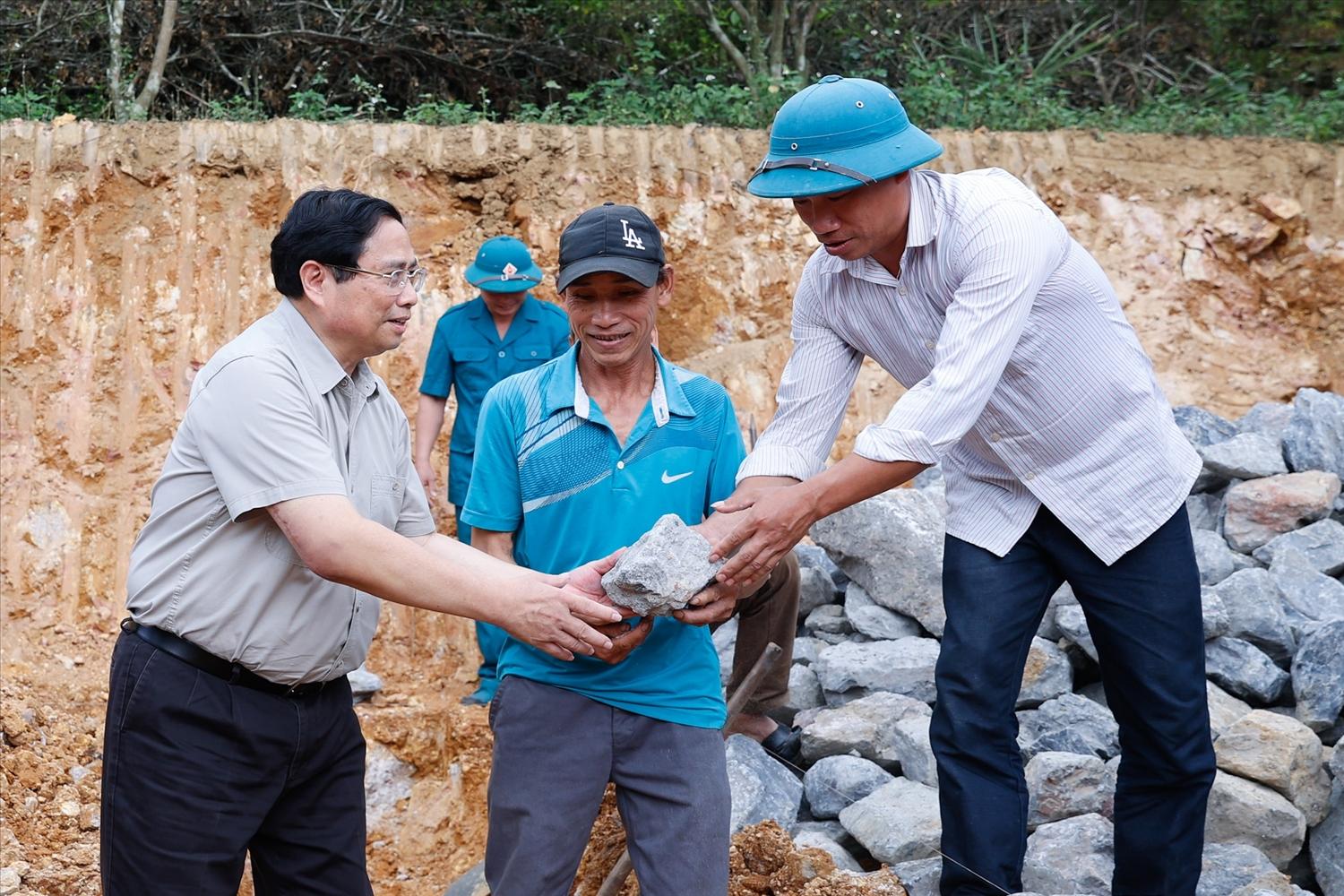Thủ tướng Chính phủ Phạm Minh Chính tham gia khởi công xây nhà mới cho hộ gia đình ông Xa Văn Vọng, xóm Sơn Phú, xã Cao Sơn, huyện Đà Bắc, tỉnh Hòa Bình tại Lễ phát động phong trào thi đua cả nước chung tay xóa nhà tạm, nhà dột nát trên phạm vi cả nước trong năm 2025 tổ chức ngày 13/4/2024.(Ảnh: VGP) Thủ tướng Chính phủ Phạm Minh Chính tham gia khởi công xây nhà mới cho hộ gia đình ông Xa Văn Vọng, xóm Sơn Phú, xã Cao Sơn, huyện Đà Bắc, tỉnh Hòa Bình tại Lễ phát động phong trào thi đua cả nước chung tay xóa nhà tạm, nhà dột nát trên phạm vi cả nước trong năm 2025 tổ chức ngày 13/4/2024.(Ảnh: VGP)