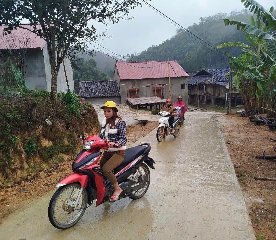 Nhờ có đường giao thông nông thôn, người dân xã Hoa Thám, huyện Bình Gia đi lại rất thuận tiện Nhờ có đường giao thông nông thôn, người dân xã Hoa Thám, huyện Bình Gia đi lại rất thuận tiện