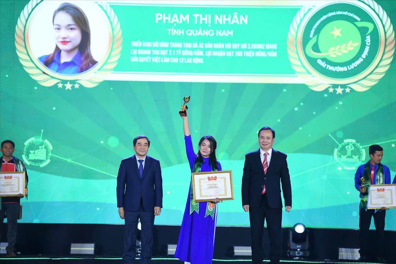 Chị Phạm Thị Nhân là đại diện duy nhất của Quảng Nam đạt giải thưởng Lương Đình Của năm 2024. Chị Phạm Thị Nhân là đại diện duy nhất của Quảng Nam đạt giải thưởng Lương Đình Của năm 2024.
