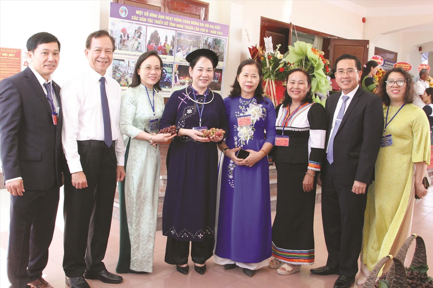 Bà Pi Năng Thị Thủy (thứ 3 từ phải sang) chụp ảnh lưu niệm cùng Thứ trưởng, Phó Chủ nhiệm Ủy ban Dân tộc Nông Thị Hà (nay là Thứ trưởng Bộ Dân tộc và Tôn giáo) tại Đại hội đại biểu các DTTS tỉnh Ninh Thuận lần thứ IV Bà Pi Năng Thị Thủy (thứ 3 từ phải sang) chụp ảnh lưu niệm cùng Thứ trưởng, Phó Chủ nhiệm Ủy ban Dân tộc Nông Thị Hà (nay là Thứ trưởng Bộ Dân tộc và Tôn giáo) tại Đại hội đại biểu các DTTS tỉnh Ninh Thuận lần thứ IV