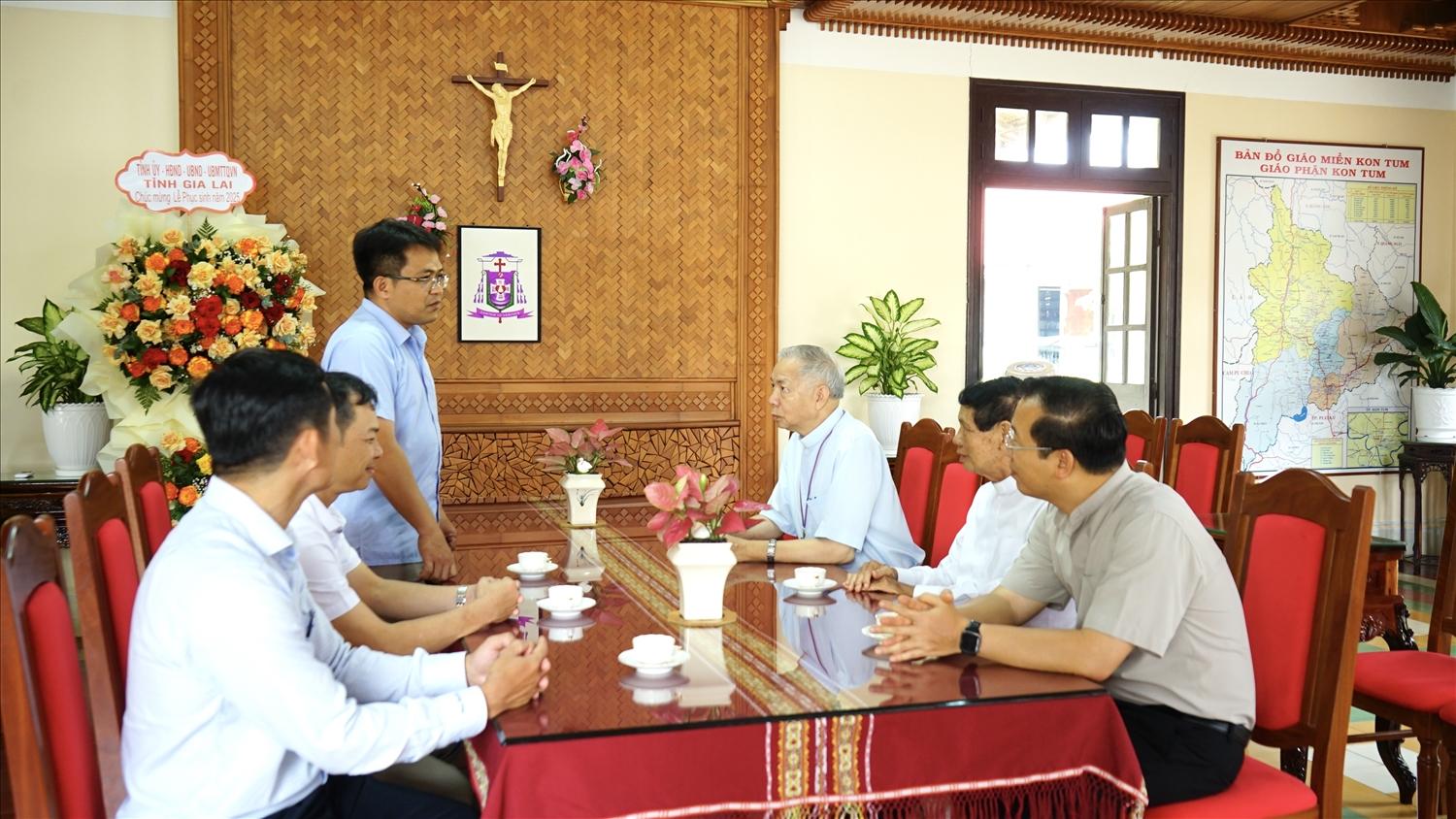 Ông Trường Trung Tuyến - Phó Giám đốc Sở Dân tộc và Tôn Giáo tỉnh Gia Lai chúc Giám mục Nguyễn Hùng Vị, Giám mục Giáo phận Kon Tum và bà con giáo dân đón một mùa Phục sinh an lành, hạnh phúc Ông Trường Trung Tuyến - Phó Giám đốc Sở Dân tộc và Tôn Giáo tỉnh Gia Lai chúc Giám mục Nguyễn Hùng Vị, Giám mục Giáo phận Kon Tum và bà con giáo dân đón một mùa Phục sinh an lành, hạnh phúc