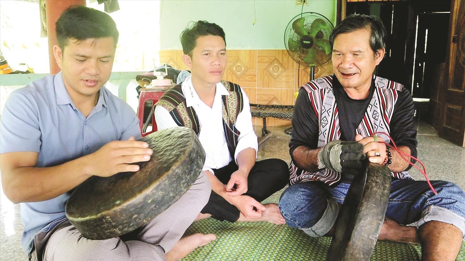 Không chỉ giỏi về kinh tế, già Sỹ (bìa phải) còn là người bảo tồn tiếng trống, tiếng chiêng của đồng bào mình Không chỉ giỏi về kinh tế, già Sỹ (bìa phải) còn là người bảo tồn tiếng trống, tiếng chiêng của đồng bào mình