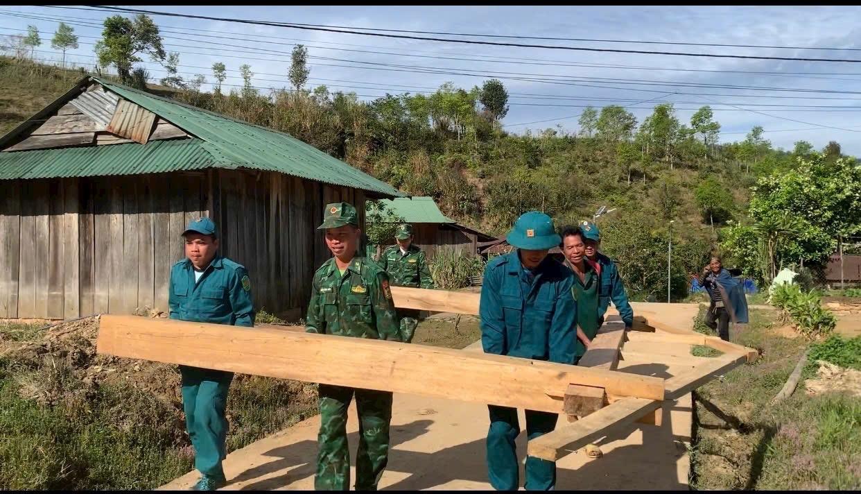 Cán bộ, chiến sỹ Đồn Biên phòng Đăk Plô và lực lượng dân quân xã Đăk Blô, huyện Đăk Glei, tỉnh Kon Tum giúp người dân xóa nhà tạm. (Ảnh: Ngọc Chí) Cán bộ, chiến sỹ Đồn Biên phòng Đăk Plô và lực lượng dân quân xã Đăk Blô, huyện Đăk Glei, tỉnh Kon Tum giúp người dân xóa nhà tạm. (Ảnh: Ngọc Chí)