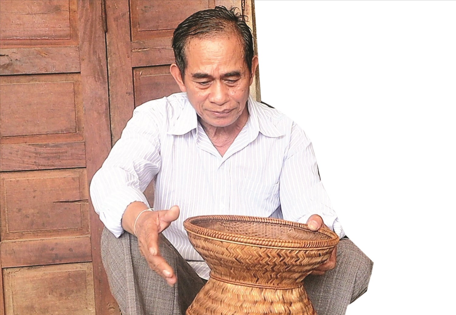 Già Đinh Văn Xếp, Người có uy tín ở Mai Long giữ nghề đan lát truyền thống của đồng bào Hrê Già Đinh Văn Xếp, Người có uy tín ở Mai Long giữ nghề đan lát truyền thống của đồng bào Hrê