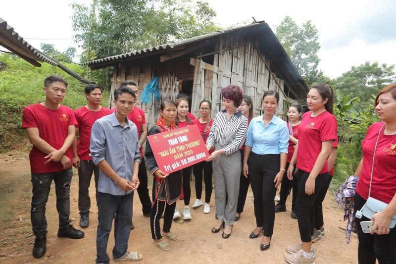 Cùng với trách nhiệm của cả hệ thống chính trị, Chương trình xóa nhà tạm, nhà dột nát trên phạm vi cả nước đã và đang nhận được sự chung tay của cộng đồng doanh nghiệp, doanh nhân. Cùng với trách nhiệm của cả hệ thống chính trị, Chương trình xóa nhà tạm, nhà dột nát trên phạm vi cả nước đã và đang nhận được sự chung tay của cộng đồng doanh nghiệp, doanh nhân.