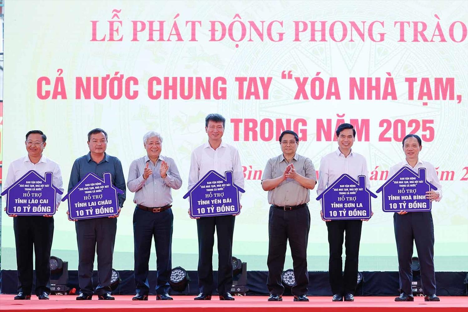 Thủ tướng Chính phủ Phạm Minh Chính và Chủ tịch Ủy ban Trung ương MTTQ Việt Nam Đỗ Văn Chiến trao kinh phí hỗ trợ từ Quỹ Vì người nghèo Trung ương cho 05 tỉnh Tây Bắc (Hòa Bình, Lai Châu, Sơn La, Lào Cai, Yên Bái). Thủ tướng Chính phủ Phạm Minh Chính và Chủ tịch Ủy ban Trung ương MTTQ Việt Nam Đỗ Văn Chiến trao kinh phí hỗ trợ từ Quỹ Vì người nghèo Trung ương cho 05 tỉnh Tây Bắc (Hòa Bình, Lai Châu, Sơn La, Lào Cai, Yên Bái).