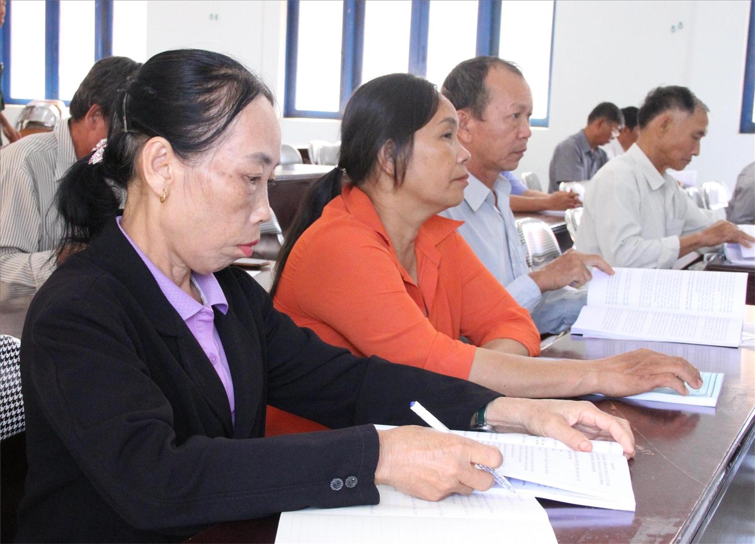 Bà Ngân Thị Xuyến, Người có uy tín ở thôn Esa Nô có nhiều đóng góp trong vận động người dân hiến đất làm đường, bảo tồn văn hóa Từ nắm vững thông tin về chủ trương đường lối của Đảng, chính sách pháp luật của Nhà nước, bà Ngân Thị Xuyến, Người có uy tín ở thôn Esa Nô, huyện Krông Nô, tỉnh Đắk Nông đã rất tích cực trong công tác vận động người dân hiến đất làm đường, bảo tồn và phát huy giá trị bản sắc văn hóa