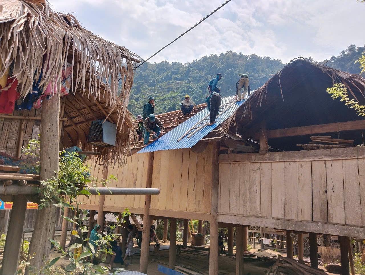 Lực lượng vũ trang huyện Tương Dương, tỉnh Nghệ An hỗ trợ xóa nhà tạm, nhà dột nát trên địa bàn. (Ảnh: Thanh Hải) Lực lượng vũ trang huyện Tương Dương, tỉnh Nghệ An hỗ trợ xóa nhà tạm, nhà dột nát trên địa bàn. (Ảnh: Thanh Hải)