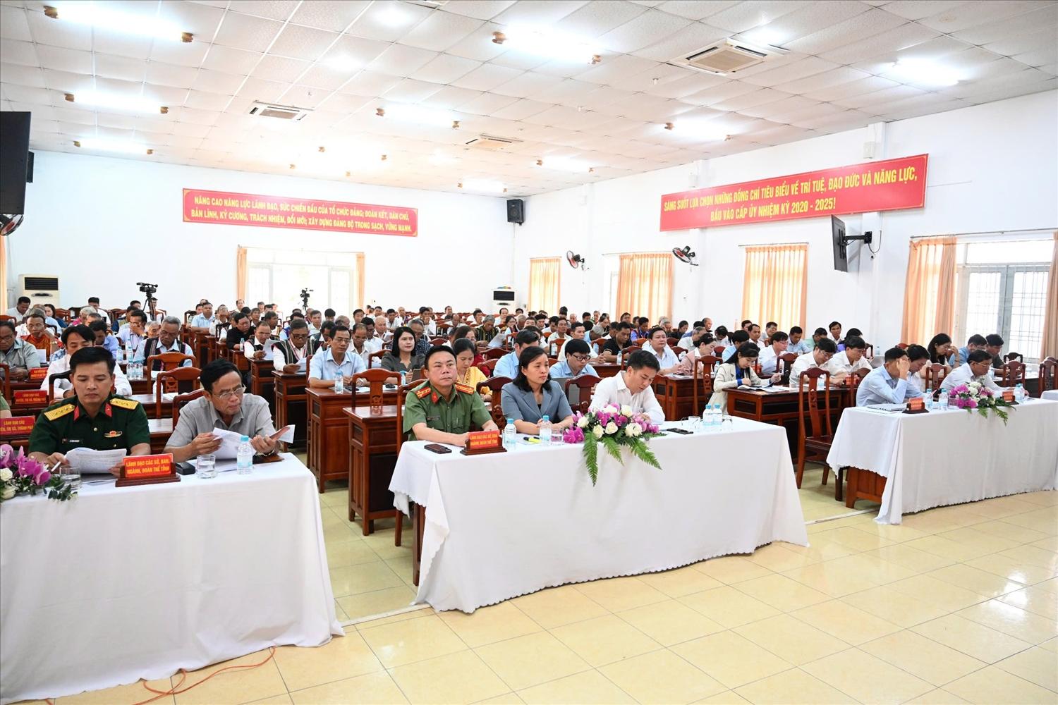 Đại biểu dự họp mặt, nghe thông tin tình hình kinh tế - xã hội, quốc phòng an ninh quý I/2025 Đại biểu dự họp mặt, nghe thông tin tình hình kinh tế - xã hội, quốc phòng an ninh quý I/2025