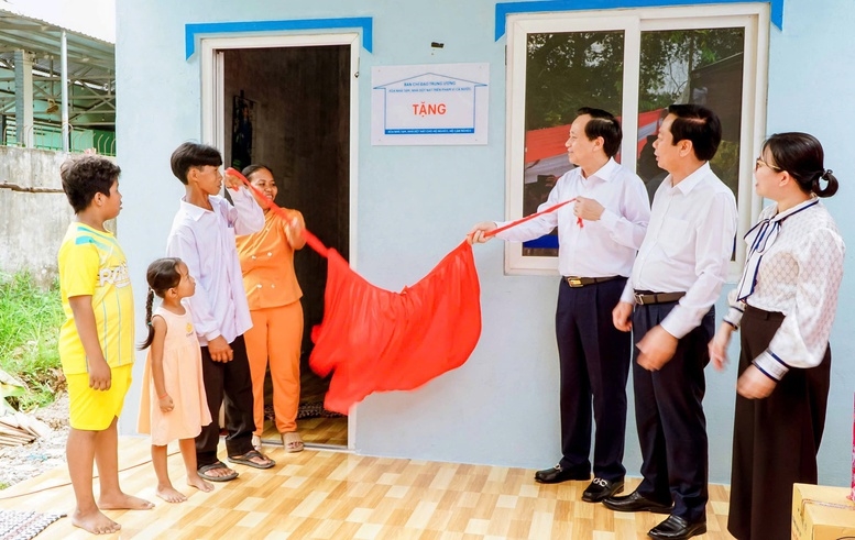 Bộ trưởng Bộ Dân tộc và Tôn giáo Đào Ngọc Dung thực hiện nghi thức bàn giao nhà mới cho hộ đồng bào DTTS tại huyện Thới Lai, TP. Cần Thơ trong Chương trình xóa nhà tạm, nhà dột nát trên phạm vi cả nước. Bộ trưởng Bộ Dân tộc và Tôn giáo Đào Ngọc Dung thực hiện nghi thức bàn giao nhà mới cho hộ đồng bào DTTS tại huyện Thới Lai, TP. Cần Thơ trong Chương trình xóa nhà tạm, nhà dột nát trên phạm vi cả nước.
