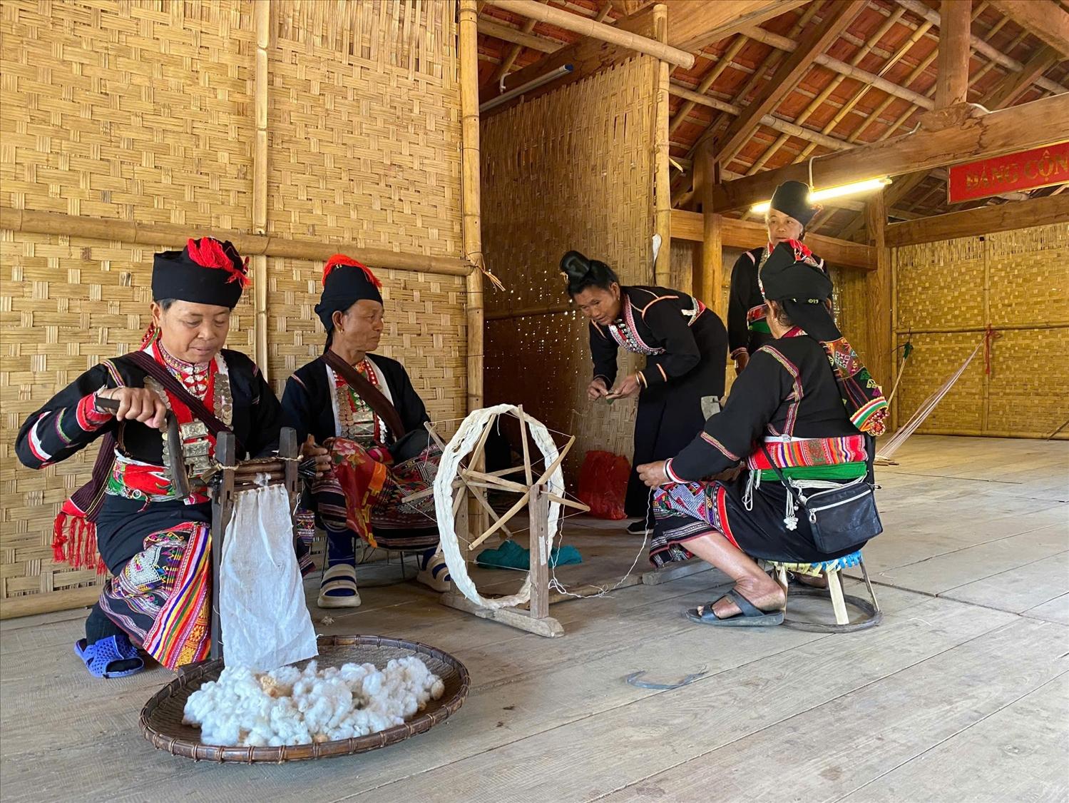 Bảo tồn, phát huy nghề may trang phục truyền thống dân tộc Khơ Mú bản Kéo, xã Pá Khoang, TP. Điện Biên Phủ, tỉnh Điện Biên (Ảnh minh họa).