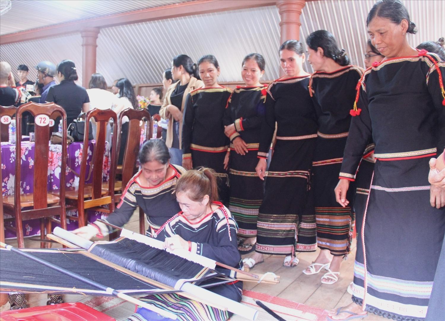 Nghệ nhân hướng dẫn các thành viên CLB dệt những họa tiết khó trong tấm thổ cẩm của người Ê Đê, tỉnh Đắk Lắk.