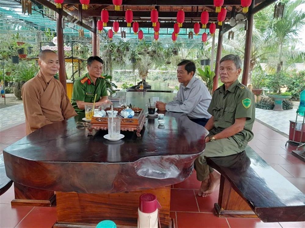 Công an xã Tân Phú, huyện Thanh Bình, tỉnh Đồng Tháp cùng tổ chức chính trị xã hội xã thăm hỏi Người có uy tín trong tôn giáo. Công an xã Tân Phú, huyện Thanh Bình, tỉnh Đồng Tháp cùng tổ chức chính trị xã hội xã thăm hỏi Người có uy tín trong tôn giáo.