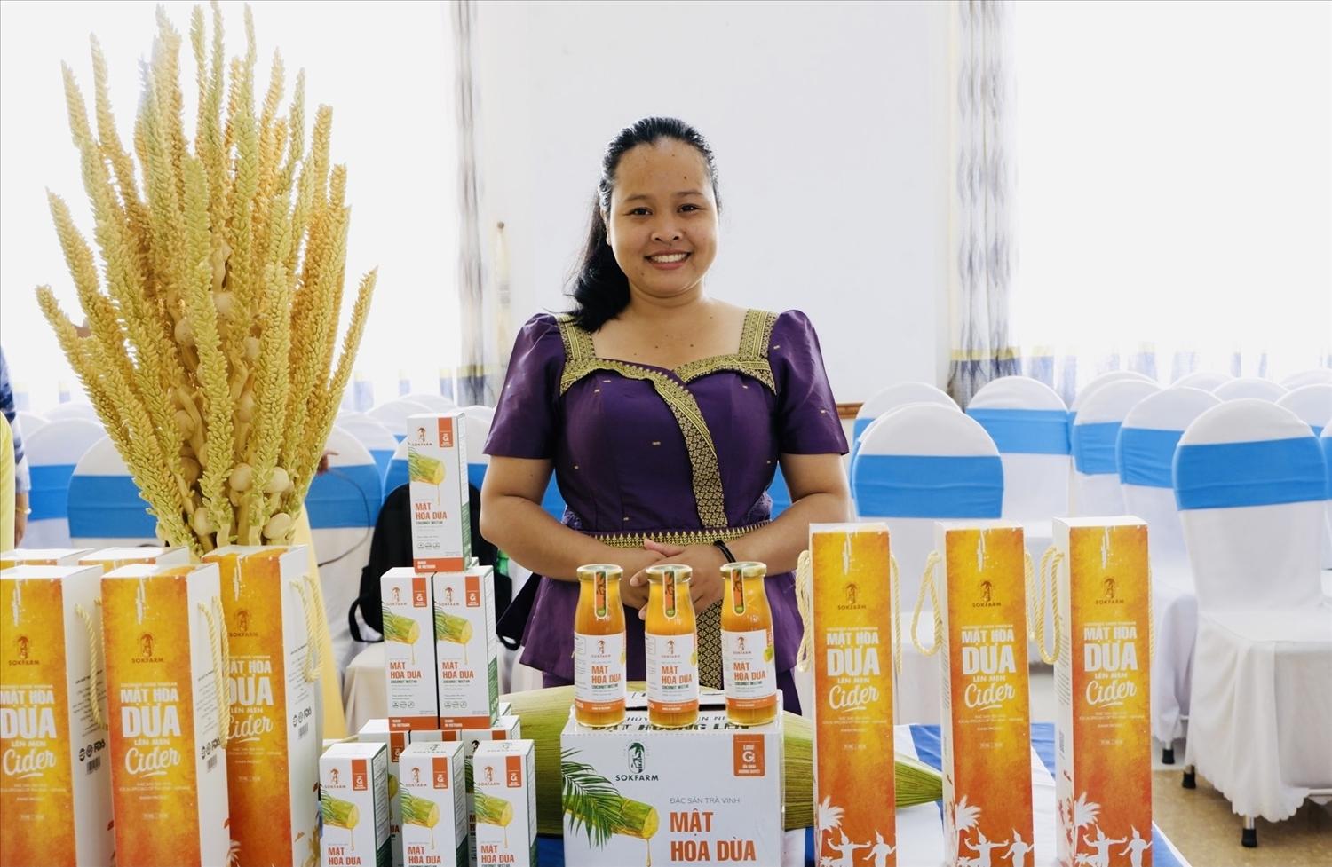 Chị Thạch Thị Chal Thi, dân tộc Khmer ở Trà Vinh đã khôi phục và phát triển thành công nghề thu mật truyền thống từ hoa dừa Chị Thạch Thị Chal Thi, dân tộc Khmer ở Trà Vinh đã khôi phục và phát triển thành công nghề thu mật truyền thống từ hoa dừa