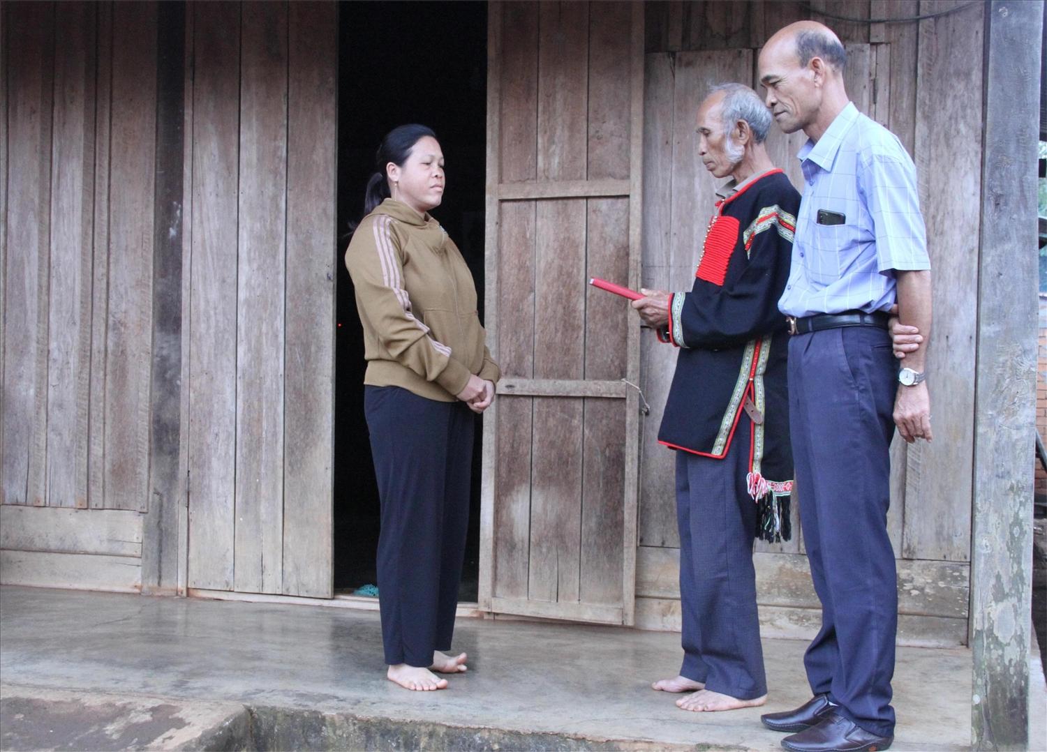 Già Y Om Knul ở buôn Ê Căm đến nhiều buôn làng trên địa bàn tỉnh tham gia công tác hòa giải Già Y Om Knul ở buôn Ê Căm, thị trấn Buôn Trấp, huyện Krông Ana (Đắk Lắk) đã đến nhiều buôn làng trên địa bàn tham gia công tác hòa giải, góp phần tích cực vào việc giữ gìn an ninh trật tự cơ sở