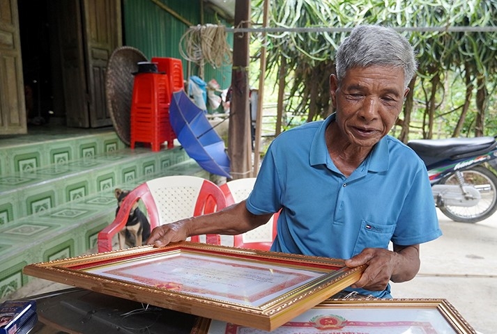 Ông Cao Duy Ư bên các Bằng khen được các cấp tặng vì có thành tích trong công tác dân tộc. Những đóng góp của ông Cao Duy Ư, Người có uy tín ở bản Hóa Lương, xã Hóa Sơn, huyện Minh Hóa trong công tác dân tộc được chính quyền các cấp ghi nhận tặng nhiều bằng khen