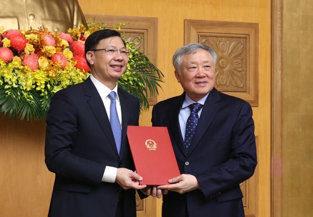 Phó Thủ tướng Thường trực Nguyễn Hòa Bình trao Quyết định bổ nhiệm tân Phó Chủ nhiệm VPCP  - Ảnh 1.
