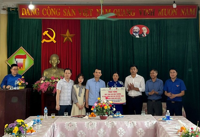 Trao tặng quà cho học sinh khó khăn tại Ninh Bình - Ảnh 1.