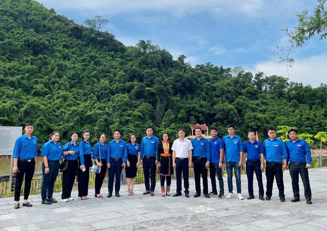 Đoàn Thanh niên VPCP trao tặng quà tới học sinh vùng khó khăn tỉnh Quảng Ninh - Ảnh 5.