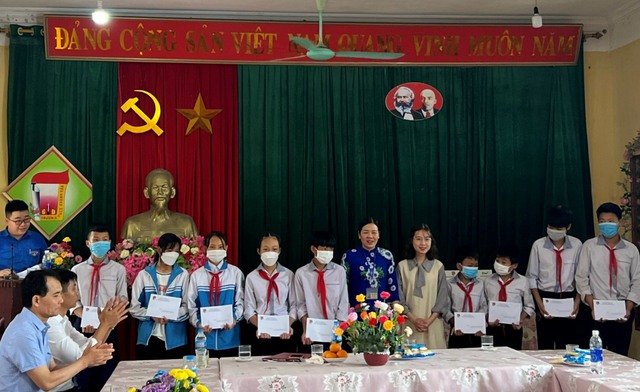 Trao tặng quà cho học sinh khó khăn tại Ninh Bình - Ảnh 2.