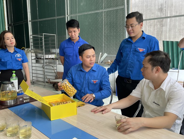 Đoàn Thanh niên VPCP trao tặng quà tới học sinh vùng khó khăn tỉnh Quảng Ninh - Ảnh 3.