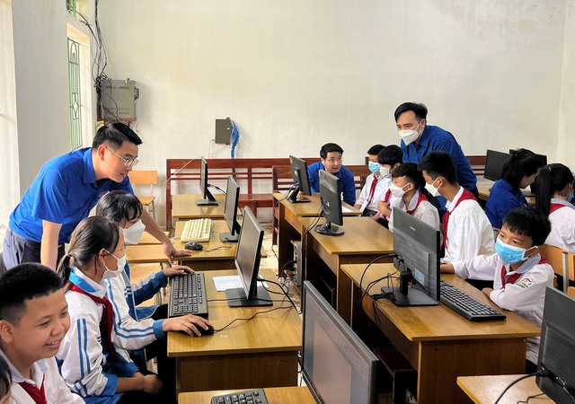 Trao tặng quà cho học sinh khó khăn tại Ninh Bình - Ảnh 4.