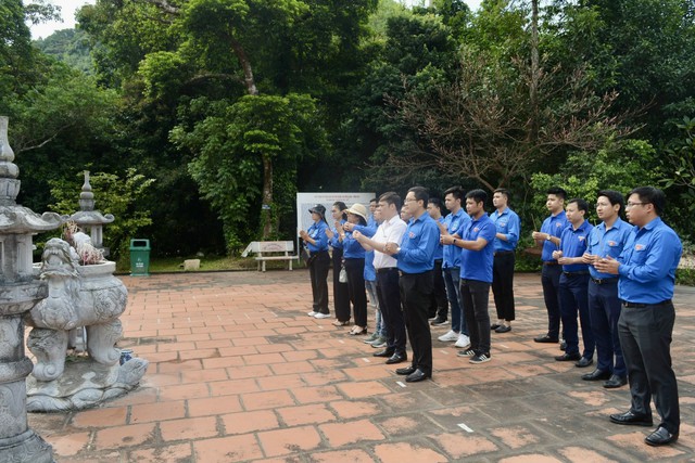 Đoàn Thanh niên VPCP trao tặng quà tới học sinh vùng khó khăn tỉnh Quảng Ninh - Ảnh 4.