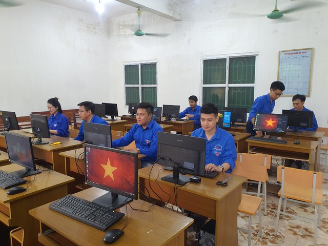 Trao tặng quà cho học sinh khó khăn tại Ninh Bình - Ảnh 3.
