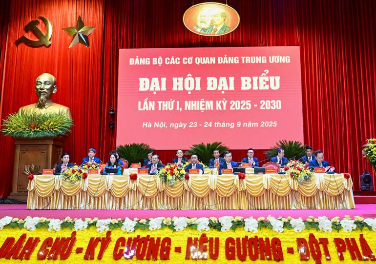 Đồng chí Trần Cẩm Tú, Ủy viên Bộ Chính trị, Thường trực Ban Bí thư, Bí thư Đảng ủy các cơ quan Đảng Trung ương cùng các đồng chí Đoàn Chủ tịch điều hành Đại hội. (Ảnh: DUY LINH) 10-3884.jpg